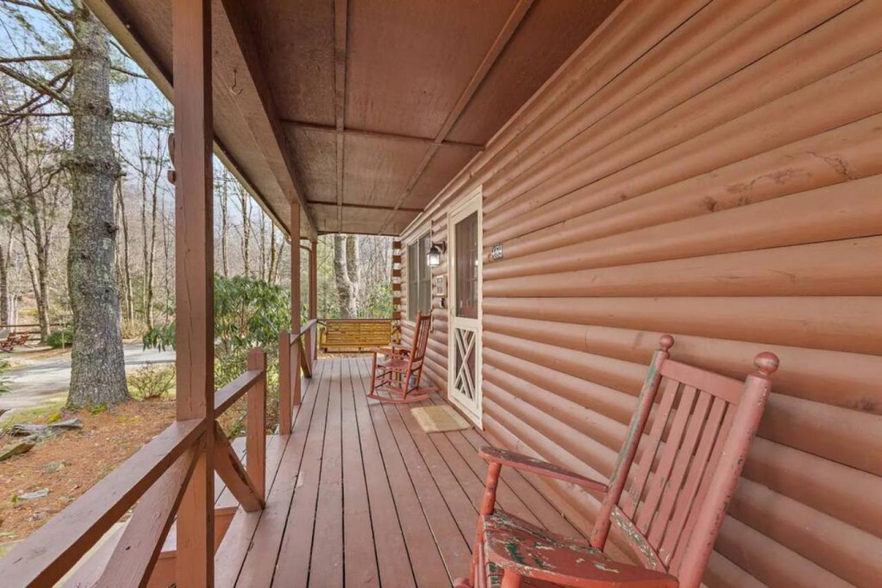 Classic Log Cabin With Fireplace On Quiet River Blowing Rock Exterior foto